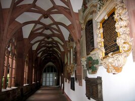 Klášterní ambity jsou zdobné