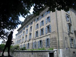Tady jsou paláce nad rampou Rue de la Treille