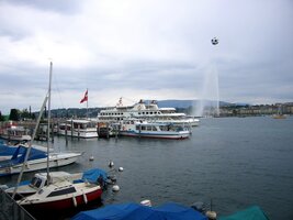 Tradiční fontána a netradiční míč nad zálivem