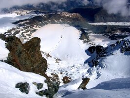Do této šluchty se dá sjet na lyžích