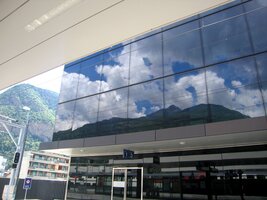 Ve Visp se hory derou i do nádraží