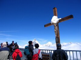 Kříž zde drží stráž nad horami, světem a lidmi