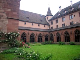 s prastarým klášterem