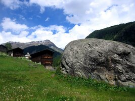 s mohutným bludným balvanem