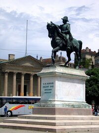 Ženeva - Place d´Neuve s centrální jezdeckou sochou,