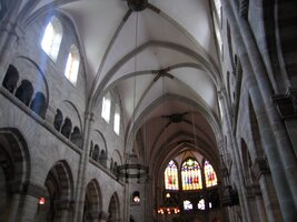 a románským interiérem