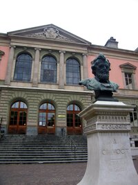 A tady vchod do rozlehlé ženevské univerzity,