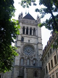 a také zadní portál pod věží je skvostný