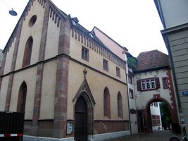 a déšť omýval střechy starých budov