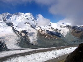 Pohled na okolní hory je úchvatný,