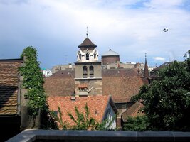 Za katedrálou jdou schody strmě dolů do města