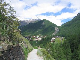 Dole je vidět okázalé moderní letovisko Zermatt,
