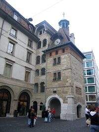 a jedna ze zachovalých věží bývalého opevnění