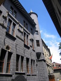 a radnice v ulici Grand Rue