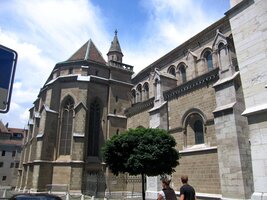 Je románsko-gotická s mnoha pozdějšími přístavbami