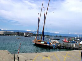 Nábřeží, kde se vlévá řeka Rhona do jezera Lac Leman