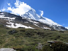 Táhne za sebou bělostné závoje mraků,