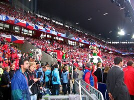 a lidé v horských oděvech a krojích