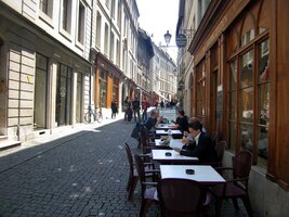 Na návrší je staré město, plné úzkých uliček,