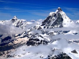 Ten vlevo vzadu je Matterhorn