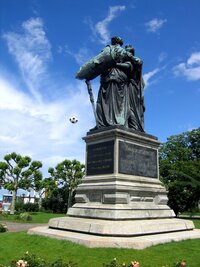 a sochy Národního památníku tomu přihlížejí