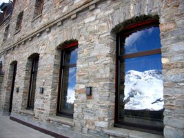 s odleskem hor v oknech