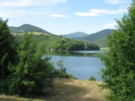 Ráno je voda v přehradě blankytně modrá