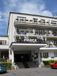 s jediným lázeňským pavilonem (kolonáda, procedury, ubytování - vše v jednom)