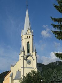 do městečka Muráň s tímto kostelem