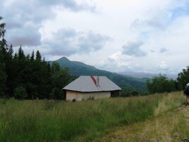 a ze sedla Machniarka poprvé vidíme nejvyšší horu pohoří