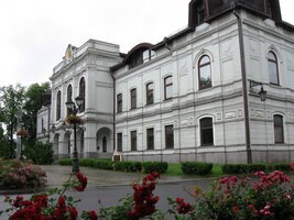 Dominantou města je tento palác (kuria, kaštiel)