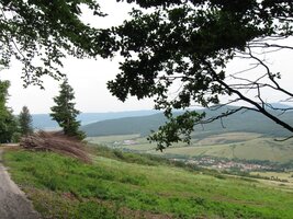 a pak už na druhé straně hor nad vsí Pača