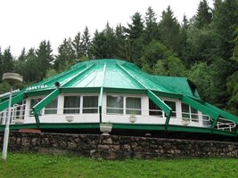 ale ze vstupní auly Ochtínské aragonitové jeskyně už tekla voda proudem