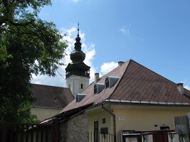 a ten s dřevěnou věží evangelický