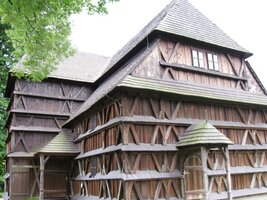 Místní pýchou je ovšem tento dřevěný kostel