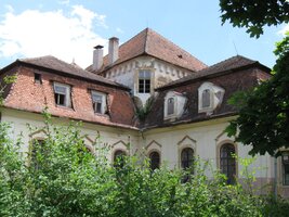 a z této strany docela zachovalý