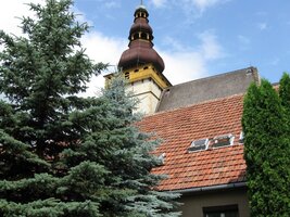 i farní zahrada pod nádherným kostelem