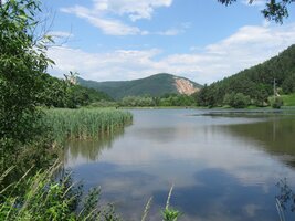 a za ní na cestě do Jaklovců pěkný rybník,