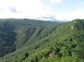 Srázy pod hradem jsou děsivě strmé