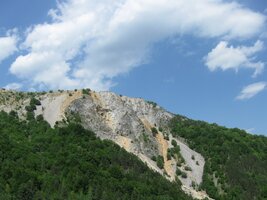 Hnilecvké vrchy se výhružně týčí nad námi