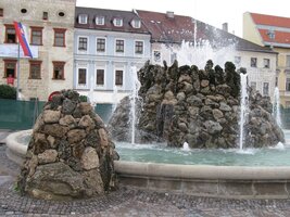 s neobvyklou kašnou,