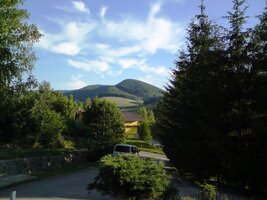 a jsou odtud i pěkné výhledy na okolní hory