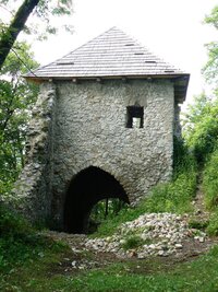 Zde je vchod do rozlehlého hradu