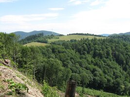 Z hřebínku jsou vidět v dáli i Slanské vrchy