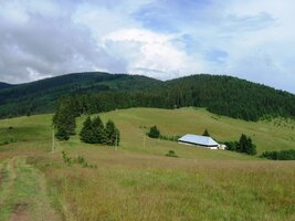a tak rychle dolů na polany pod hřebenem Rudohoří