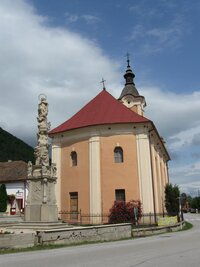 a druhý kostel s mariánským sloupem