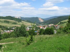 Dole je ves Velký Folkmar a v pozadí hřeben Hnileckýxh vrchů