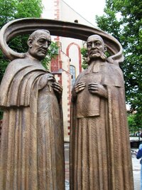 a Věrozvěstové nám závěrem žehnají. Amen.