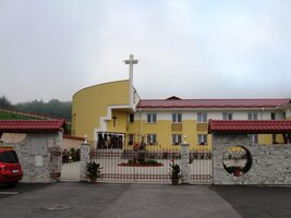 Druhý den byla v místním moderním klášteře ranní pobožnost (je svátek Petra a Pavla)