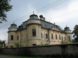 ke kaštelu ve vsi Hronsek